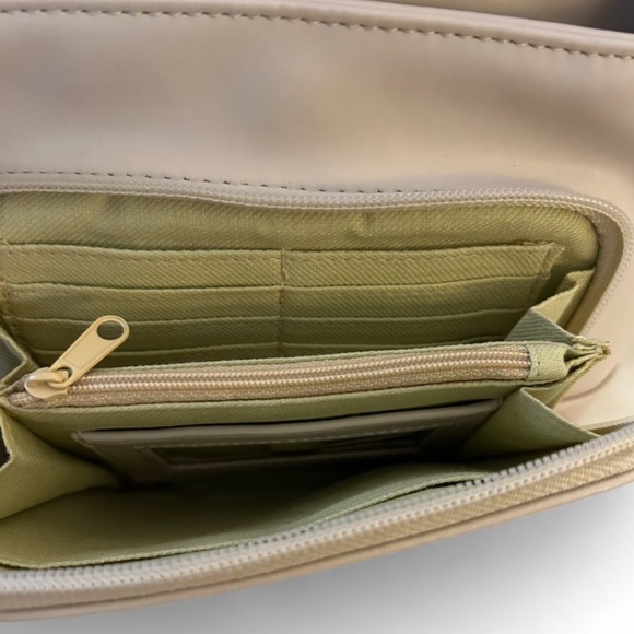 Vintage Nine West Cream Crossbody Bag with Sleek Modern Style - Picture 4 of 5